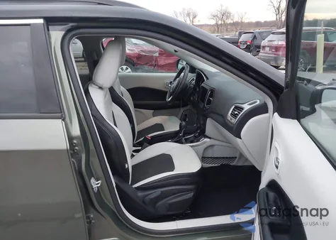 2018 Jeep Compass Latitude 4X4 z USA, uszkodzony, nr VIN 3C4NJDBB4JT153266